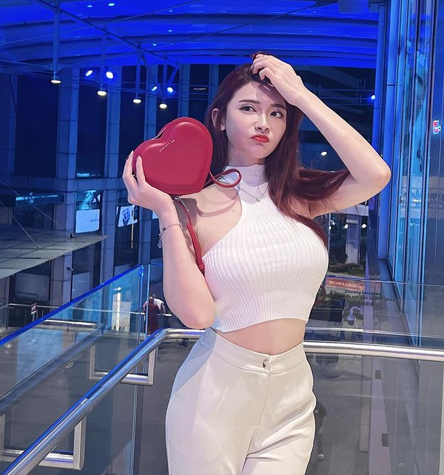Phong cách thời trang của Victoria Aikyen nhận được nhiều lời khen.