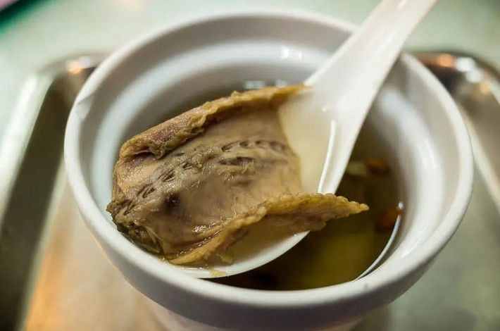 Có hương vị đặc trưng, thường được miêu tả là ngọt, đậm đà, thêm một chút cay nồng, món súp rắn Malaysia thực sự rất cuốn hút.