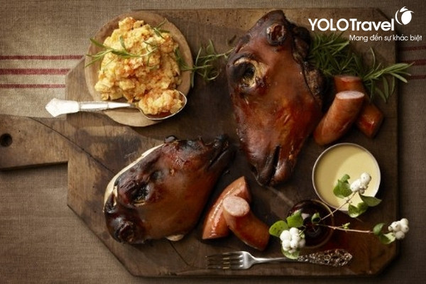 Da và lông cừu được đem đốt, não được bỏ ra và đầu thì được ướp muối, đôi khi còn được hun khói và phơi khô. Sau đó bày biện cùng những loại thức ăn kèm khác. Ảnh: Du lịch Nauy.
