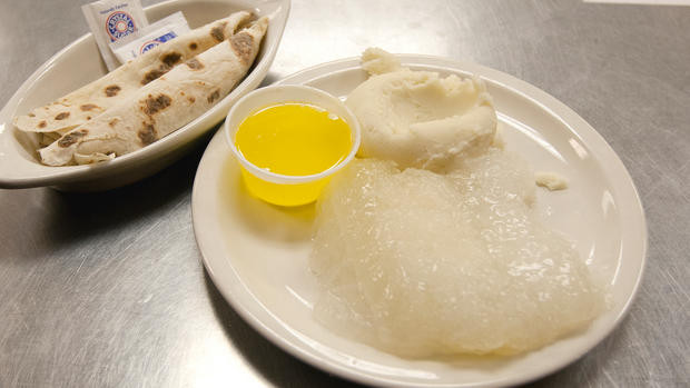 Bữa tối Giáng sinh của người Nauy không thể thiếu món lutefisk, món này làm từ cá tuyết khô ngâm ngập trong dung dịch kiềm (loại dùng làm xà bông). Những con cá ban đầu sẽ được loại bỏ xương phơi khô trong vài tuần cho tới khi nó rắn lại và có mùi thối. Sau đó ngâm nó trong dung dịch kiềm nhiều ngày để da cá phân hủy thành màu bạc và thịt cá cũng trở nên chảy nước nhơn nhớt và bốc mùi. Ảnh: Essential Kids.