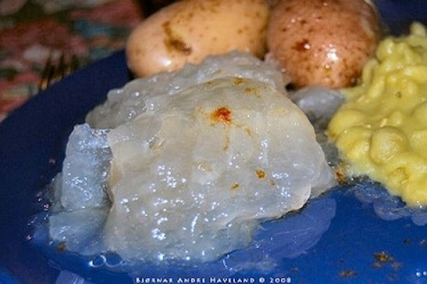 Lutefisk có thể được dùng chung với khoai tây, đậu nghiền và thịt hun khói hoặc thịt viên. Ảnh: Essential Kids.