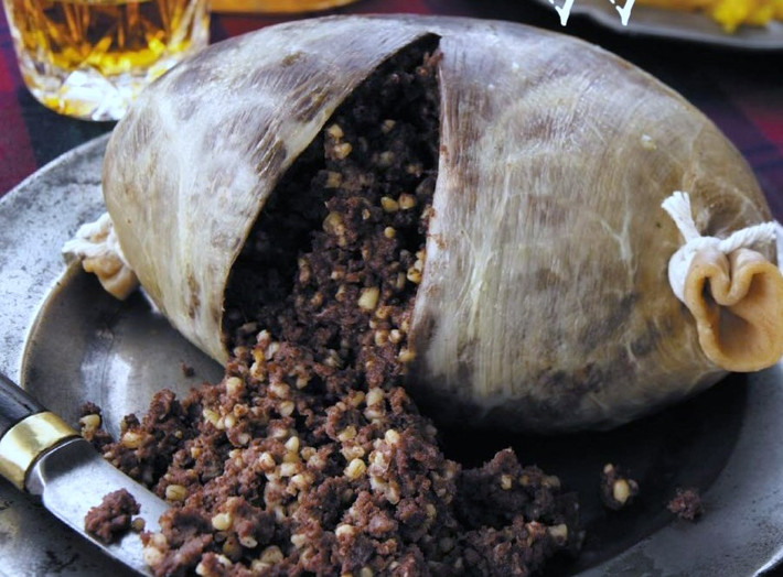 Haggis được đánh giá là một trong những món ăn Giáng sinh, năm mới kinh dị nhất ở Scotland. Đây là món ăn cổ được làm từ các thành phần nội tạng của con cừu. Ảnh: Mashable.