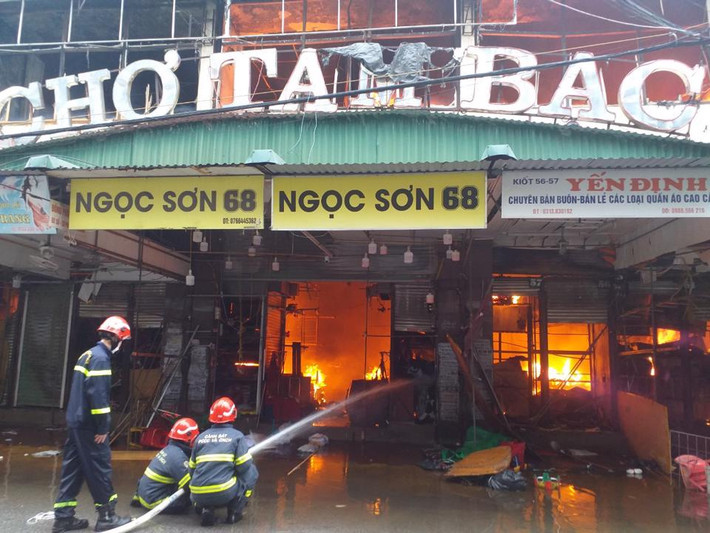 Khoảng hơn 6h ngày 12/2, tại khu vực chợ Tam Bạc (chợ Đổ), quận Hồng Bàng, TP Hải Phòng xảy ra vụ cháy ở quầy hàng trong chợ, sau đó lan ra các quầy hàng khác trong khu vực chợ.