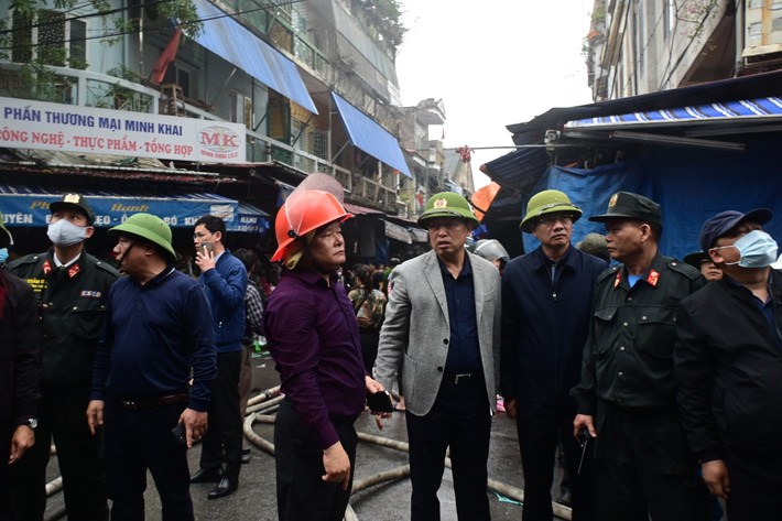 Ông Lê Anh Quân - Phó Chủ tịch Thường trực UBND TP Hải Phòng; Nguyễn Đức Thọ - Phó Chủ tịch UBND TP Hải Phòng, Hoàng Mình Cường - Phó Chủ tịch UBND TP Hải Phòng cùng Thiếu tướng Vũ Thanh Chương - Giám đốc Công an thành phố và các lãnh đạo CATP Hải Phòng, Bộ Chỉ huy Quân sự TP; lãnh đạo Văn phòng UBNDTP; Lãnh đạo quận Hồng Bàng đã trực tiếp đến hiện trường chỉ đạo chữa cháy.