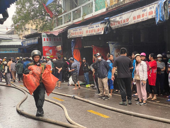 Chợ Tam Bạc là chợ loại 1 (do tỉnh, thành quản lý) có từ 38 năm trước, xây dựng lại năm 2002 và giữ nguyên trạng cho đến nay. Chợ có tổng diện tích hơn 4.600 m2, kết cấu là nhà khung thép hai tầng, với 775 điểm kinh doanh. Các mặt hàng chủ yếu là vải, quần áo, giầy dép, vàng mã. Trong đó, 159 quầy có diện tích trên 3 m2, 106 quầy được sử dụng làm kho chứa đồ.