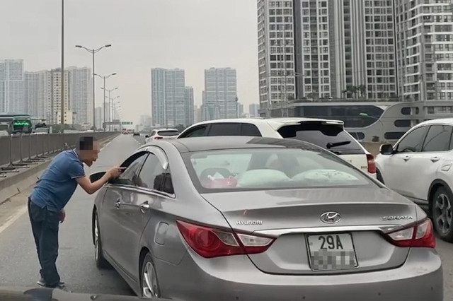 Xác minh vụ tài xế xe Porsche chặn đầu, nhổ nước bọt: Tối 13/2, đại diện Đội CSGT số 6, Phòng CSGT Công an TP Hà Nội cho biết, đơn vị vẫn đang tiếp tục xác minh vụ tài xế xe Porsche chặn đầu xe Hyundai, gây ùn tắc đường vành đai 3. CSGT xác định được chủ xe Huyndai mang biển số 29A- 606.XX và gửi giấy mời tài xế đến làm việc. Còn với tài xế xe Porsche, hình ảnh cho thấy, xe này đang bị che lấp biển số nên sau khi làm việc với tài xế điều khiển xe Hyundai, lực lượng công an sẽ gửi giấy mời lái xe đó lên làm việc.