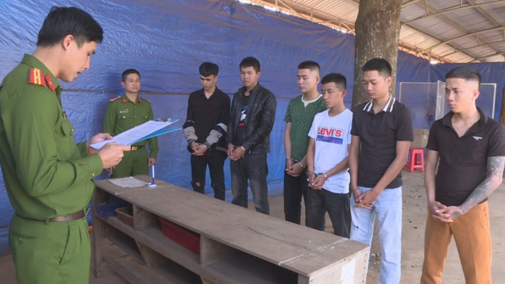 Đánh người do va chạm giao thông, bị bắt về tội “Giết người": Ngày 5/2, Công an tỉnh Đắk Lắk đã bắt tạm giam 6 đối tượng để điều tra về hành vi “Giết người” gồm Nguyễn Mỹ Dương, 26 tuổi; Nguyễn Đăng Sĩ, 22 tuổi; Nguyễn Văn Kỳ, 21 tuổi; Nguyễn Tấn Long, 22 tuổi, cùng trú thị trấn Ea Súp, huyện Ea Súp và Nguyễn Lê Trọng Đức, 20 tuổi, trú xã Ea Lê và Trần Thiện Thanh, 22 tuổi, trú xã Ea Bung, huyện Ea Súp. Đêm 14/5/2021, nhóm đối tượng trên đã xảy ra mâu thuẫn với anh Nguyễn Xuân Lộc, 27 tuổi, trú xã Cư Mlan, huyện Ea Súp do va chạm giao thông. Nhóm Dương đã dùng xẻng đánh vào đầu, mặt và vai anh Lộc, gây thương tật 14%.