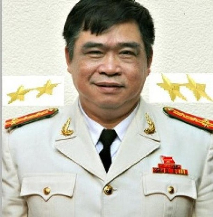 Ông Ca từng nhiều năm công tác tại Công an TP Hải Phòng, trải qua các chức vụ Phó rồi Trưởng phòng Tham mưu Công an TP Hải Phòng. Từ tháng 5/2003 đến tháng 6/2010, ông là Đại tá, Phó Giám đốc Công an thành phố, Thủ trưởng Cơ quan Cảnh sát điều tra, Công an TP Hải Phòng. Từ tháng 7/2010 đến tháng 6/2013: Ủy viên Ban thường vụ Thành ủy, Ủy viên UBND TP, Bí thư Đảng ủy, Giám đốc Công an TP Hải Phòng; đại biểu HĐND TP khóa XIV.