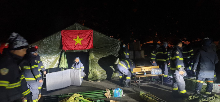 Ngay sau khi đến hiện trường, Đoàn công tác đã tiến hành khảo sát địa điểm để lên phương án cứu nạn, cứu hộ; đồng thời tập kết các trang thiết bị chuẩn bị nhiệm vụ.