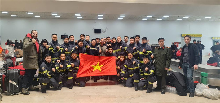 Trước đó, chiều 9/2, tại Hà Nội, Bộ Công an đã tổ chức Lễ xuất quân Đội cứu nạn, cứu hộ lên đường thực hiện nhiệm vụ tại Thổ Nhĩ Kỳ. Đây là lần đầu tiên Việt Nam triển khai lực lượng tham gia hoạt động tìm kiếm, cứu nạn đối với thảm họa thiên tai xảy ra ở rất xa lãnh thổ Việt Nam, phối hợp cùng nhiều quốc gia khác trên thế giới đang nỗ lực cứu nạn, cứu hộ như El Salvador, Hàn Quốc, Algieria, Nga, Iraq, Mexico...