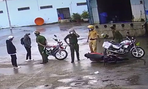 Tước danh hiệu CAND 3 CSGT ở Sóc Trăng đánh người vi phạm: Ngày 30/9/2022, Ban giám đốc Công an tỉnh Sóc Trăng đã họp và quyết định: Tước danh hiệu Công an nhân dân đối với 3 cán bộ, gồm: đại úy Châu Minh Trung; trung úy Nguyễn Quang Thái và thượng úy Đoàn Tấn Phong; kỷ luật bằng hình thức cách chức phó đội trưởng xuống làm cán bộ đối với đại úy Hứa Trường An; kỷ luật cảnh cáo đại úy Trần Minh Đời.