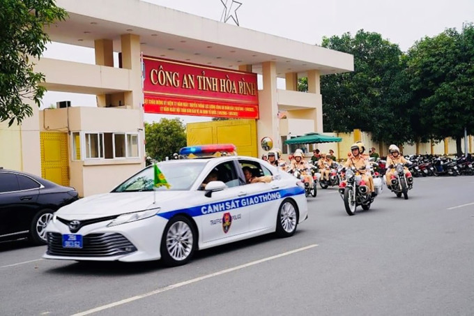 14 CSGT ở Hoà Bình bị kỷ luật: Ngày 19/11/2022, Uỷ ban kiểm tra Đảng uỷ Công an tỉnh Hoà Bình đã quyết định khiển trách, cảnh cáo 14 người thuộc phòng CSGT Công an tỉnh do vi phạm trong công tác. Theo đó, chi bộ VII thuộc Đảng ủy cơ sở phòng CSGT, nhiệm kỳ 2020-2022 đã vi phạm quy chế làm việc, nguyên tắc tập trung dân chủ, buông lỏng lãnh đạo, giám sát để nhiều đảng viên vi phạm khi thực hiện nhiệm vụ được giao. Đánh giá những vi phạm này "đã gây hậu quả nghiêm trọng", UBKT Đảng ủy Công an tỉnh Hòa Bình quyết định thi hành kỷ luật cảnh cáo với chi bộ VII, kỷ luật 14 cán bộ như trên.