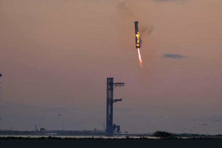 Trong những chuyến bay thử nghiệm trước đó, tầng trên Starship hạ cánh vào ban đêm nên những cảnh quay sẽ mang đến nhiều thông tin giá trị hơn để đội ngũ kỹ sư của SpaceX nghiên cứu. Ảnh: SpaceX.