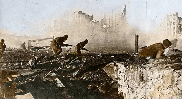 Vào ngày 22/6/1941, lực lượng Đức quốc xã thực hiện “Chiến dịch Barbarossa” - mật danh chiến dịch tấn công xâm lược Liên Xô. Theo đó, hàng triệu binh lính Đức vượt qua hầu hết biên giới Liên Xô. Trong ảnh là trận đối đầu giữa những người lính Liên Xô với lực lượng phát xít Đức ở Stalingrad tại mặt trận phía Đông vào mùa Thu năm 1942.
