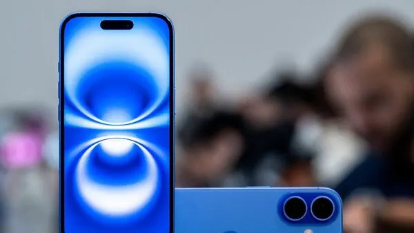 Đến nay, tính năng màn hình ProMotion chỉ được Apple giới hạn trên những mẫu iPhone Pro. Ảnh: Bloomberg.