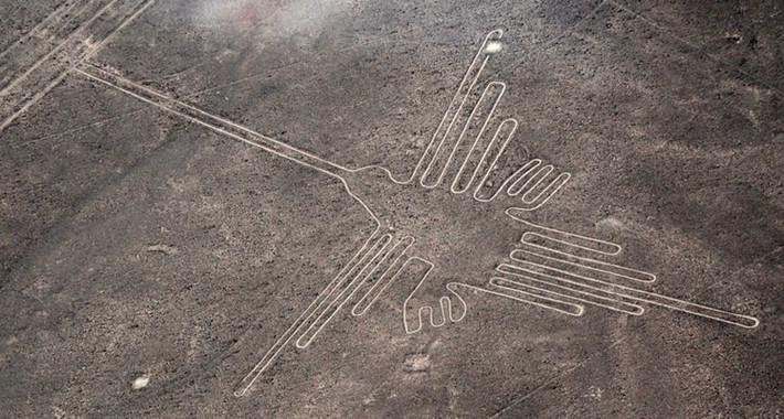Tại sa mạc Nazca, các chuyên gia đã phát hiện nhiều hình vẽ bí ẩn được tạo ra vào khoảng năm 500 trước Công nguyên đến năm 500 sau Công nguyên. Những hình vẽ này có kích thước khác nhau từ vài mét đến hàng trăm mét. Do có kích thước lớn nên người ta chỉ có thể nhìn rõ chúng từ trên cao.