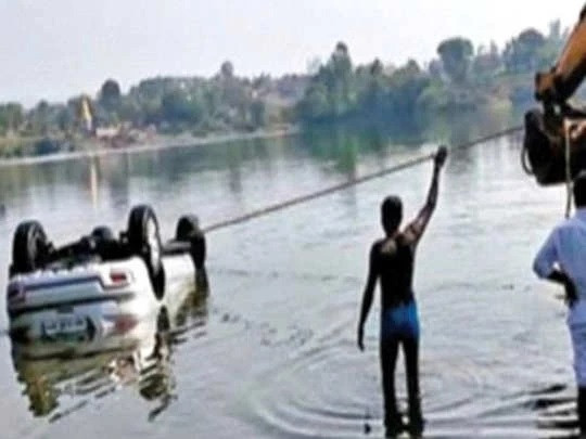 Google Maps chỉ ra con đường gần nhất từ làng Kotul tới Akole, đều thuộc Ahmednagar. Tuy nhiên, trên thực tế, con đường đó bị đóng vào mùa mưa do cây cầu qua sông ngập sâu dưới nước. Trời tối và lạ đường, ông Ghule tin vào Google Maps nên lái xe qua cầu. Ảnh: Maharashtra Times.