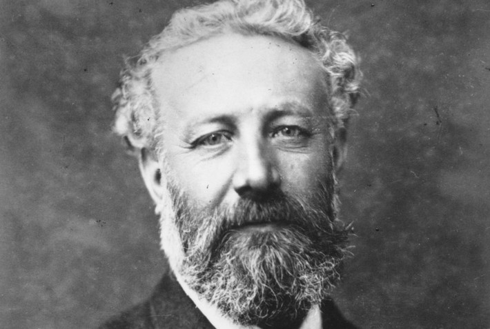 Trong tác phẩm “Từ Trái đất lên Mặt trăng” viết năm 1865, nhà văn Jules Verne đã có những mô tả về chuyến du hành chinh phục Mặt trăng đầu tiên của nhân loại bằng một tàu vũ trụ làm từ nhôm và những cánh buồm sử dụng năng lượng Mặt trời.
