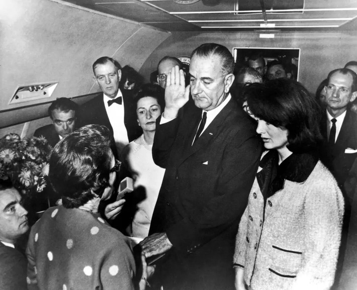 Một tuần sau vụ ám sát, Tổng thống kế nhiệm Lyndon B.Johnson (trong ảnh) ký một sắc lệnh hành pháp thành lập Ủy ban Warren do Chánh án Tòa án Tối cao Mỹ Earl Warren đứng đầu để điều tra cái chết của Tổng thống Kennedy. Ảnh: LIFE/Getty Images.