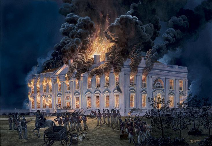 Năm 1814, lực lượng Anh đã tấn công thành phố Baltimore, tràn vào bang Maryland và hành quân tiến vào thủ đô Washington DC. Đến tháng 8/1814, khi chiếm được quyền kiểm soát thủ đô nước Mỹ, người Anh đã đốt cháy Nhà Trắng cùng nhiều tòa nhà chính quyền khác trước khi rút lui. Ảnh: White House Historical Association.