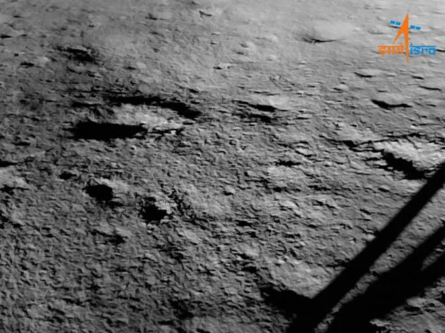 Khu vực hạ cánh của tàu vũ trụ Chandrayaan-4 vẫn chưa được công bố chính thức. Các báo cáo trước đó cho thấy sứ mệnh này đặt mục tiêu hạ cánh gần điểm Shiv Shakti, gần cực nam Mặt Trăng, nơi tàu vũ trụ Chandrayaan-3 hiện không còn hoạt động đã hạ cánh. Ảnh: ISRO.