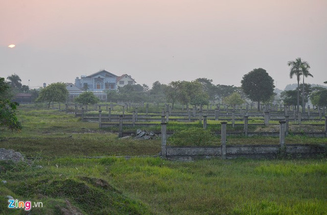 Cách địa phận quận Nam Từ Liêm khoảng 15 km, đứng trên cầu Phùng có thể quan sát rõ khu nghỉ dưỡng bỏ hoang này. Theo thiết kế ban đầu, dự án Cẩm Đình - Hiệp Thuận phân thành nhiều khu, bao gồm nhà vườn sinh thái, tái định cư, công trình công cộng, thương mại và dịch vụ… Mật độ xây dựng chung chiếm 8-10%.