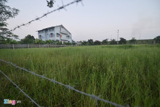 Hàng trăm lô đất, vườn sinh thái bỏ hoang dưới chân cầu Phùng, ngay sát chân đê dọc quốc lộ 32. Hiện chỉ có ba căn biệt thự được hoàn thành.