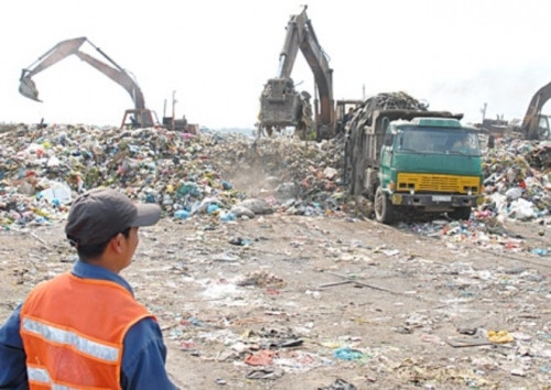 Với vốn tiếng Anh eo hẹp lúc đó, cách duy nhất mà ông Dương và các thành viên trong gia đình có thể kiếm tiền để sống qua ngàyở Mỹ là thu lượm phế liệu, phân loại, rồi bán lại cho các nhà máy tái chế. Nỗ lực của cả gia đình đã được đền đáp bằng những thành công nối tiếp nhau, các hợp đồng thu gom rác thải với các đối tác cứ ngày một lớn dần.