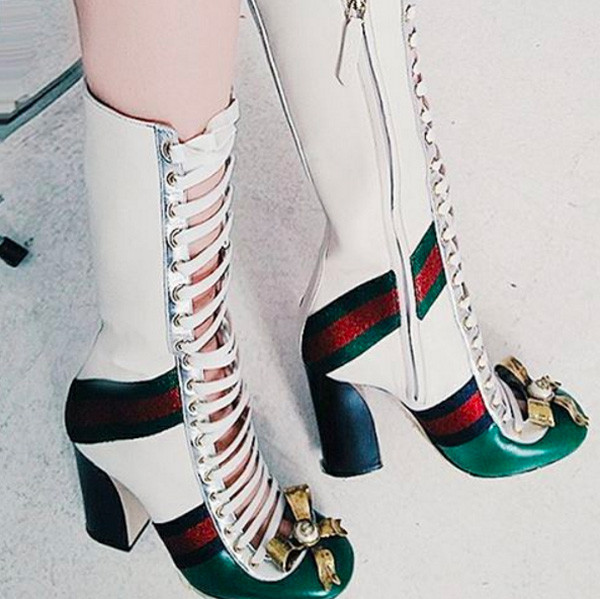 Chi Pu còn khiến fan trầm trồ với hình ảnh đôi boots đế thô của Gucci mà cô nàng vừa mới tậu. Ảnh: FBNV.
