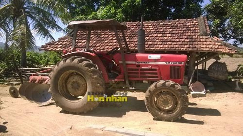 Đêm hôm đó, 4 người hì hục dùng xẻng chia nhỏ khối đất trên rồi hốt, xúc khối lượng đá bỏ vào bao tải. Công việc xay, nghiền, đãi, lọc cũng được tiến hành bí mật ngay trong những đêm sau đó. Sau hai ngày khổ nhọc, cả nhóm thu được gần 37 lượng vàng, đem ra một tiệm vàng ở đầu xã bán thu được gần 1 tỷ đồng. Số tiền trên chia đều bốn phần, mỗi người được gần 300 triệu đồng. Trong hình là chiếc máy cày anh Chanh mua sau khi đào được vàng. Ảnh: Đời sống & Hôn nhân.
