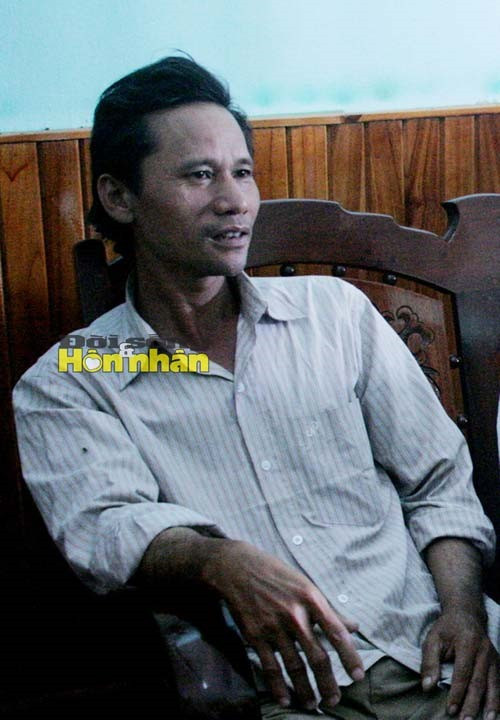 Vì tính hiếu kì, hai người liền lấy cây bới sâu vào lớp đất thì phát hiện bên trong chứa nhiều hạt cát nhỏ màu ánh kim. Biết đó là quặng vàng với số lượng lớn, anh Chanh âm thầm lấy đất đá phủ lại rồi về gọi thêm hai người bạn là anh Đào Minh Thảo (36 tuổi) và Nguyễn Văn Tiện (37 tuổi). Ảnh: Anh Nguyễn Văn Chanh (29 tuổi, một trong số 4 người trúng 37 lượng vàng) ở Phú Yên (Nguồn: Đời sống & Hôn nhân).