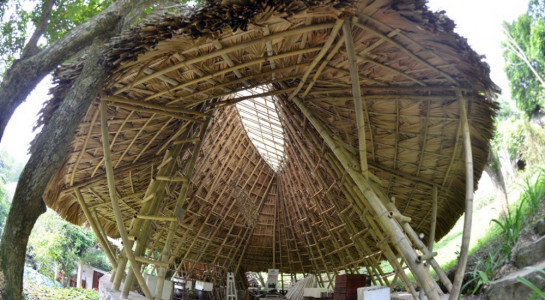 Công trình nhà tre lợp mái cọ ở Hòa Bình có tên Bamboo - Light of Empty Heart do kiến trúc sư Hoàng Minh thiết kế.