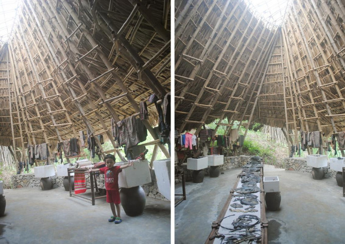 Ngôi nhà tre này được xây dựng từ các chất liệu vô cùng đơn giản như tre, lá cọ sẵn có trong thiên nhiên. Trong đó thân tre được cột chặt làm cột chống, lá cọ thì lợp mái. Cả 2 chất liệu đều được chọn lọc kỹ để tránh mối mọt.