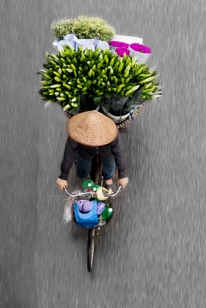 Những bó hoa tươi được bó chỉnh chu cùng với chị bán hàng rong đi tới điểm bán.