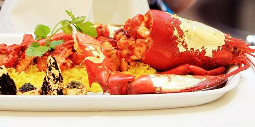 4. Cà ri Samundari Khazana: Món ăn này có giá là 3.200 USD, được bán ra lần đầu tại Bombay Brasserie – nơi được coi là kho tàng của các loại hải sản. Nguyên liệu làm món cà ri đắt tiền này gồm có tôm hùm Scotland, cua Devon, nấm trắng và vàng lá ăn được. Cà ri Samundari Khazana được biết đến rộng rãi sau khi nó xuất hiện trong bộ phim “Triệu phú ổ chuột” vào năm 2009.