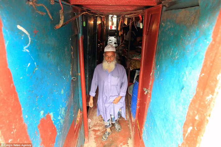 Muhammad Mustafa Miyan (ảnh), 46 tuổi, ông chủ nhà nghỉ giá rẻ cho biết: "Vào bất cứ thời điểm nào, chúng tôi cũng luôn có trung bình khoảng 40 khách trọ. Họ thường ở trong vòng 3 tháng".