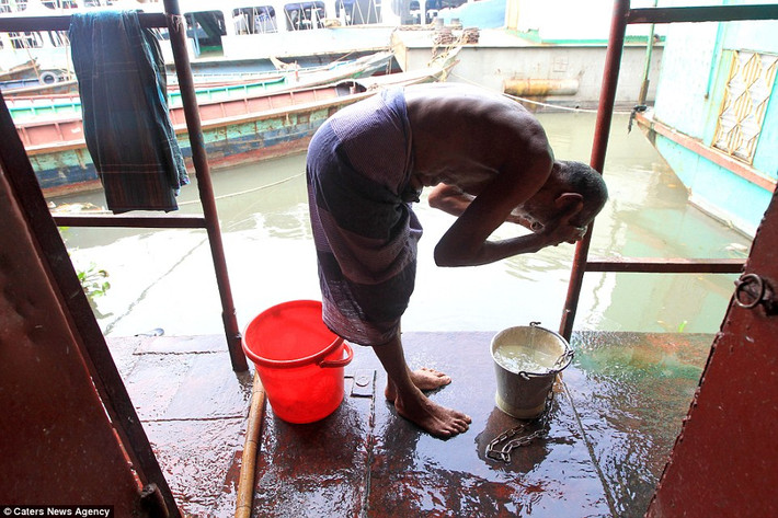 Nhà trọ giá rẻ này chỉ cung cấp cho khách chỗ ngủ khá chật chội, nước miễn phí, nhà WC và chiếc tủ nhỏ đựng đồ cá nhân.
