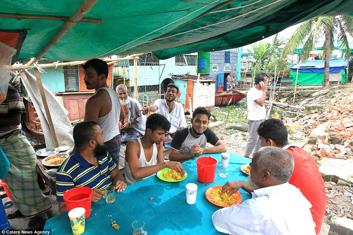Faridpur thực chất là một nhà trọ nổi, nằm trên dòng sông Buriganga. Với mức giá “bèo” trên, du khách tới trọ ở nhà nghỉ phải chấp nhận tình trạng thiếu các vật dụng cơ bản như nệm, TV, khu vực sinh hoạt chung.