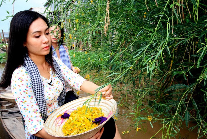 Bông điên điển - đặc sản mùa lũ ở miền Tây năm nay trở nên ít ỏi và giá khá cao, tại các chợ 40.000-50.000 đồng một kg.