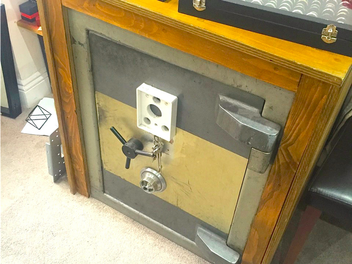 Tuy nhiên, theo hãng trang sức kỳ cựu tại phố Hatton Garden P & A Polishers, cả khu phố và di sản của nó đang bị mai một.