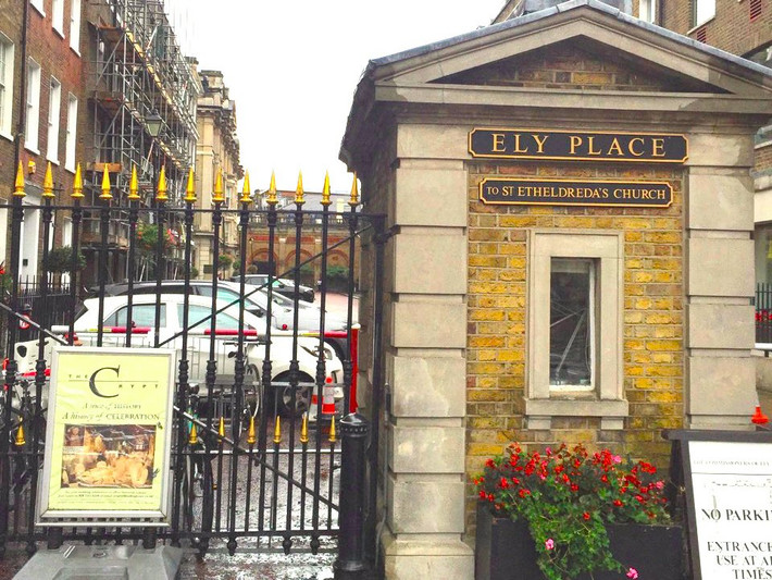 Tuy nhiên, lợi nhuận giảm và kinh doanh online phát triển khiến các giá trị lịch sử của Hatton Garden đang dần bị mai một. Trung tâm Hatton Garden quy tụ các công ty bán buôn và bán lẻ kim cương, trang sức. Đây từng là nơi đặt trụ sở toàn cầu của hãng kim hoàn nổi tiếng De Beers, cung cấp 90% kim cương thô toàn cầu từ năm 1980.