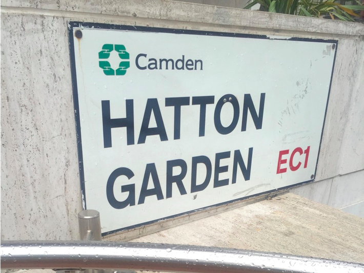 Hatton Garden nằm ở vị trí trắc địa ở trung tâm London. Trong nhiều thế kỷ, Hatton Garden là một trong những trung tâm kinh doanh kim cương lớn nhất thế giới. Đồng thời, đây cũng là trung tâm kim cương lớn nhất London từ thời trung cổ.