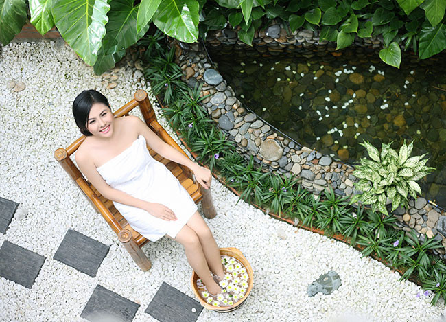 23/10/2013, nữ diễn viên Vân Trang chính thức lên chức bà chủ một tiệm spa của cô và gia đình đầu tư.