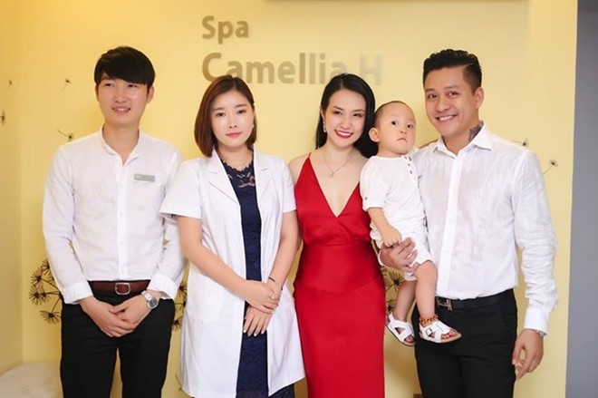 Từng được biết đến là một hotgirl Hà Thành xinh đẹp, Hương Baby, bà xã ca sĩ Tuấn Hưng còn khá thành công với việc mở spa làm đẹp Camellia H beauty & luxury spa.