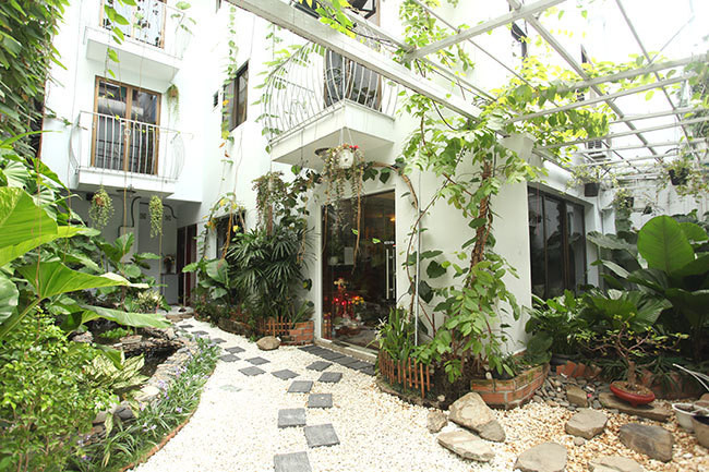 Spa của Vân Trang có tên Garden Spa ở TP HCM. Cơ ngơi này được thiết kế theo kiến trúc biệt thự sân vườn, con đường lót sỏi và hồ cá men theo lối đi, sàn được lót gỗ và trải thảm mịn, tạo một cảm giác ấm cúng, trang nhã, gần gũi với thiên nhiên.