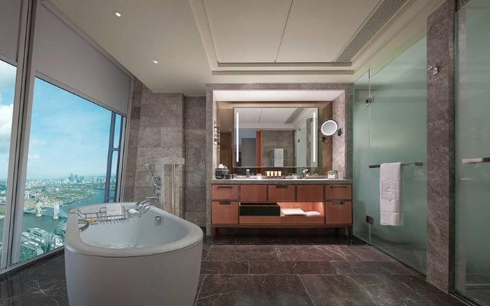 Phòng tắm với view tuyệt đẹp của khách sạn Shangri-La thuộc tòa nhà chọc trời The Shard tại London, Anh.