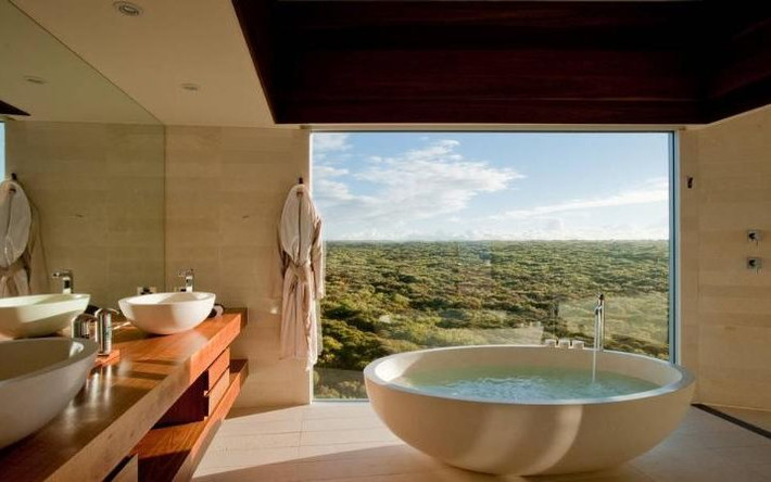 Bồn tắm ở khách sạn Southern Ocean Lodge tại đảo Kangaroo, Australia với quang cảnh hùng vĩ là một trải nghiệm thực sự tuyệt vời.