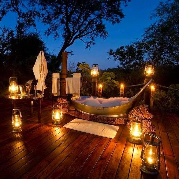 Phòng tắm tại Sanctuary Baines’ Camp ở Botswana giúp khách du lịch thực sự được thư giãn khi ngắm nhìn bầu trời sao tuyệt đẹp vào buổi đêm.