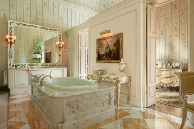 Khách sạn Four Seasons Firenze, Florence, Italy: Nằm giữa một trong những vườn tư nhân rộng nhất thành phố, Four Seasons Firenze có nội thất sang trọng và lộng lẫy. Dãy phòng Royal của khách sạn cung cấp phòng tắm sang chảnh rộng 46 m2 ốp đá cẩm thạch lộng lẫy với bồn tắm nhìn ra hiên riêng cùng nhiều tiện nghi khác.