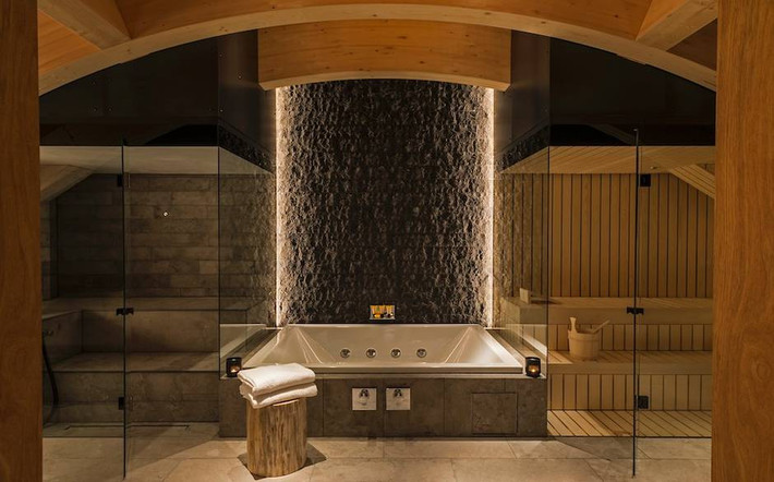 Một thiết kế trong phòng dành cho khách tại resort Chedi Andermatt của Thụy Sĩ. Phòng tắm đủ rộng để phục vụ như một spa riêng, có phòng xông hơi, bể sục và khu vực thư giãn được trang bị đầy đủ.